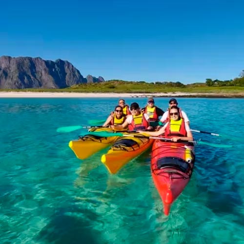 Boka Lofotens Hawaii, kajaktur runt Skrova i Norge.